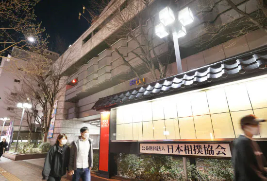のぼりを出さずに無観客で開催した大相撲春場所の会場(8日、大阪市浪速区)