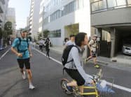 昨年8月に開かれたランニングイベントで、自転車に乗って先導する伊藤薫さん(手前、東京都江東区)=本人提供・共同 昨年8月に開かれたランニングイベントで、自転車に乗って先導する伊藤薫さん(手前、東京都江東区)=本人提供・共同