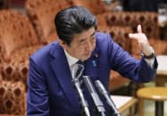 参院予算委で新型コロナウイルスへの対応について答弁する安倍首相(9日午前)