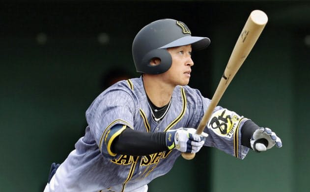 中日との練習試合で2点三塁打を放つ近本=共同 中日との練習試合で2点三塁打を放つ近本=共同