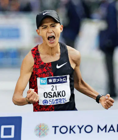 大迫選手の走りに、参加できなかった多くのランナーの無念を払拭させるものを感じた=共同