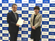 郡市長(右)は七十七銀行本店を訪れ、小林頭取に中小企業の円滑な資金調達への協力を要請した(9日、仙台市) 郡市長(右)は七十七銀行本店を訪れ、小林頭取に中小企業の円滑な資金調達への協力を要請した(9日、仙台市)
