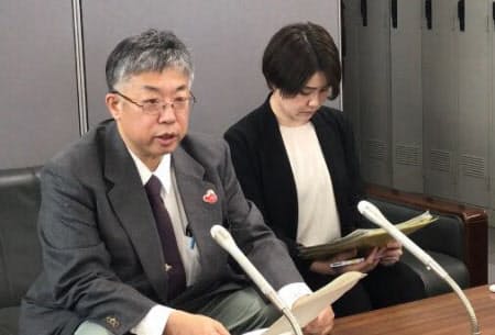 新型コロナの感染者について会見する札幌市の担当者(9日、札幌市)