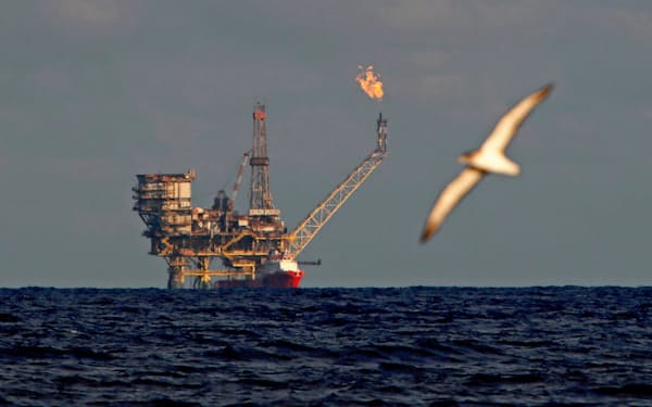 世界の石油需給の緩みは一段と広がる見通し（リビア沖の油田施設）=ロイター