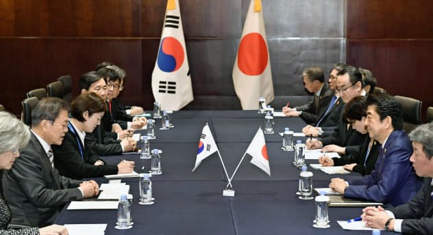 昨年末、安倍晋三首相(右から2人目)と韓国の文在寅大統領(左から2人目)は約1年半ぶりに正式に会談した(2019年12月24日、中国・成都)=共同 昨年末、安倍晋三首相(右から2人目)と韓国の文在寅大統領(左から2人目)は約1年半ぶりに正式に会談した(2019年12月24日、中国・成都)=共同