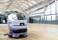 JR東日本の高輪ゲートウェイ駅に設置される掃除ロボット(9日午前、東京都港区) JR東日本の高輪ゲートウェイ駅に設置される掃除ロボット(9日午前、東京都港区)