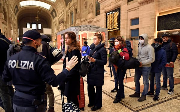 9日、ミラノの主要駅ではマスクをした警官の姿も=ロイター