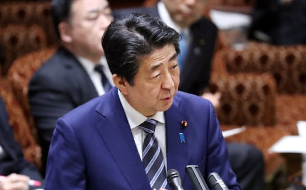新型コロナウイルスへの対応で答弁する安倍首相(9日、参院予算委)