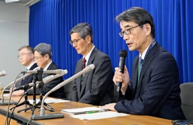 新型コロナウイルスに関する専門家会議を終え、記者会見する脇田隆字座長(右)ら(9日午後、厚労省)=共同 新型コロナウイルスに関する専門家会議を終え、記者会見する脇田隆字座長(右)ら(9日午後、厚労省)=共同