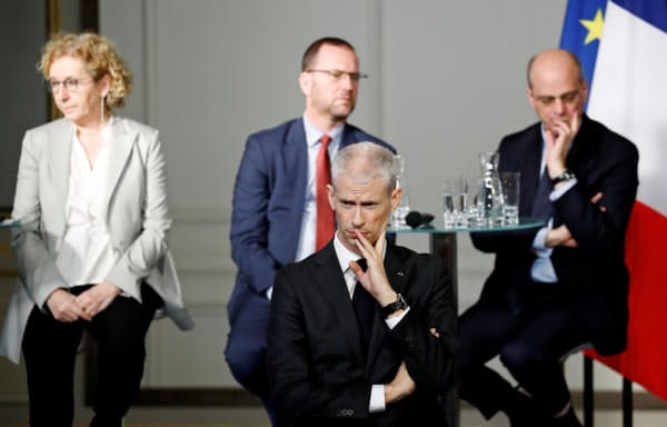 リステール仏文化相(中央)が新型コロナに感染した=ロイター