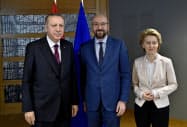 会談にのぞむトルコのエルドアン大統領(左)とEUのミシェル大統領(中)、フォンデアライエン欧州委員長(9日、ブリュッセル)=ロイター 会談にのぞむトルコのエルドアン大統領(左)とEUのミシェル大統領(中)、フォンデアライエン欧州委員長(9日、ブリュッセル)=ロイター