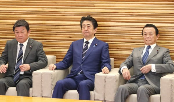 閣議に臨む安倍首相(10日午前、首相官邸)