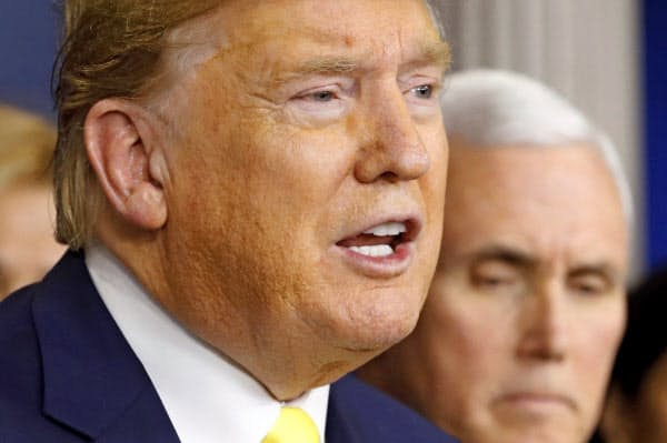9日、ホワイトハウスで新型コロナについて記者会見するトランプ氏=AP