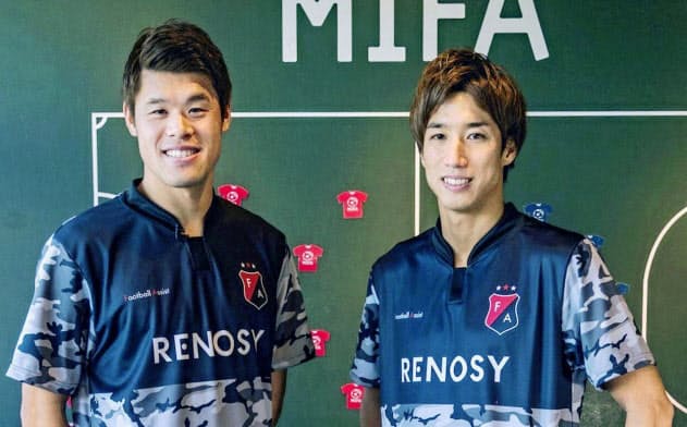 大学生のサッカー部員を支援するプロジェクトを始めた酒井宏樹(左)と大津=共同 大学生のサッカー部員を支援するプロジェクトを始めた酒井宏樹(左)と大津=共同
