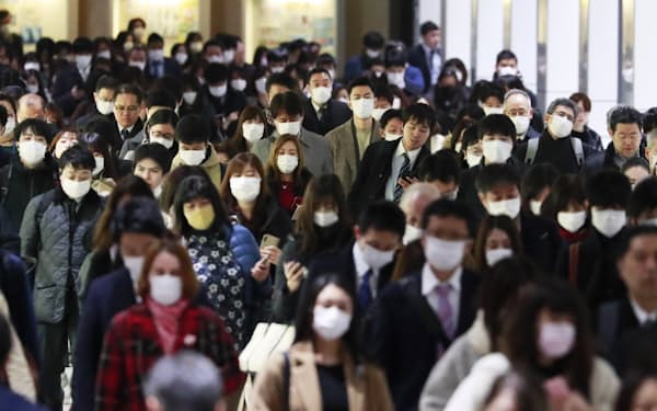 感染経路の分からない感染者の確認が相次ぎ、小規模な感染者の集団「クラスター」の追跡も各地で続く（東京都内で通勤するマスク姿の人たち）