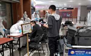 税関を出た後は、区ごとのブースで住所や運転手の情報を登録する 税関を出た後は、区ごとのブースで住所や運転手の情報を登録する