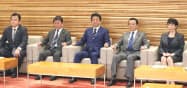 閣議に臨む安倍首相(10日午前、首相官邸) 閣議に臨む安倍首相(10日午前、首相官邸)