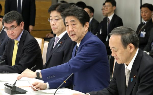 新型コロナウイルス感染症対策本部の会合で発言する安倍首相(10日、首相官邸)