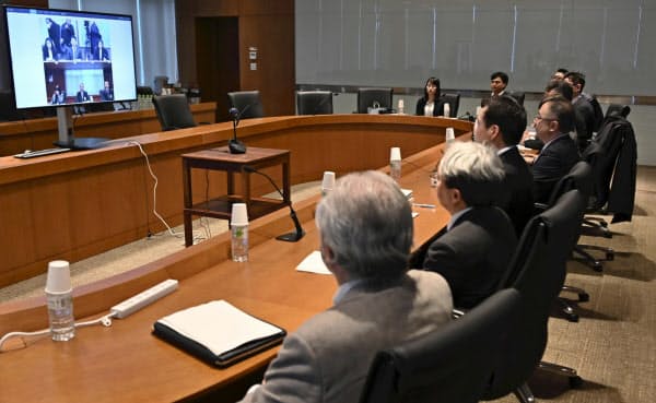 日韓協議はテレビ電話での開催となった(10日、代表撮影)