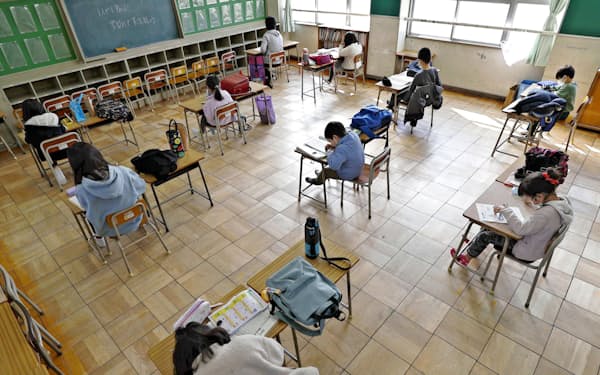 休校中の名古屋市内の小学校に登校して自主学習をする、保護者不在などのため自宅で過ごすことが難しい子どもたち（3日）=共同