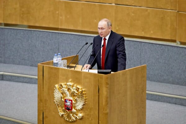 ロシア憲法改正法案の基本承認に先立ち、下院で演説したプーチン大統領(10日、モスクワ)=ロイター
