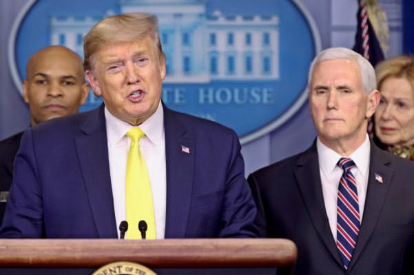 9日、ホワイトハウスで新型コロナについて記者会見するトランプ氏=ロイター