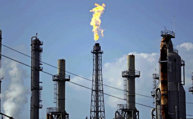 OPECとロシアは9日、協調減産で合意した=AP OPECとロシアは9日、協調減産で合意した=AP