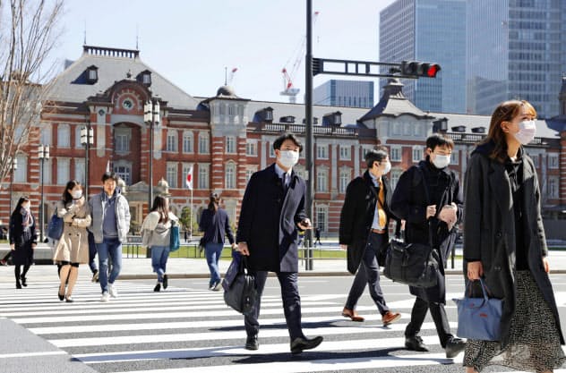 新型コロナウイルスの感染拡大で、マスクを着用して出歩く人たちは多い(JR東京駅前)=共同 新型コロナウイルスの感染拡大で、マスクを着用して出歩く人たちは多い(JR東京駅前)=共同