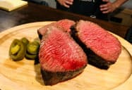 肉を好みの量に切り分け、薪焼きステーキに調理(福岡市) 肉を好みの量に切り分け、薪焼きステーキに調理(福岡市)