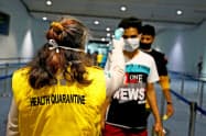 インドネシアでは空港での検温を強化している(6日、ジャカルタ郊外のスカルノハッタ空港)=ロイター インドネシアでは空港での検温を強化している(6日、ジャカルタ郊外のスカルノハッタ空港)=ロイター
