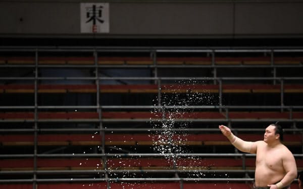 取組前に塩をまく白鵬(3月8日、大阪市浪速区のエディオンアリーナ大阪)