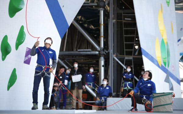 スポーツクライミングの五輪テスト大会で競技進行を確認するマスク姿のスタッフたち(3月6日、東京都江東区の青海アーバンスポーツパーク)