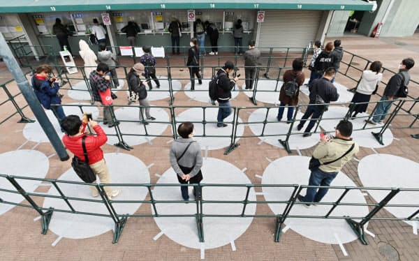 プロ野球・広島の観戦チケットを求めて並ぶ人たち(3月7日、広島市のマツダスタジアム)