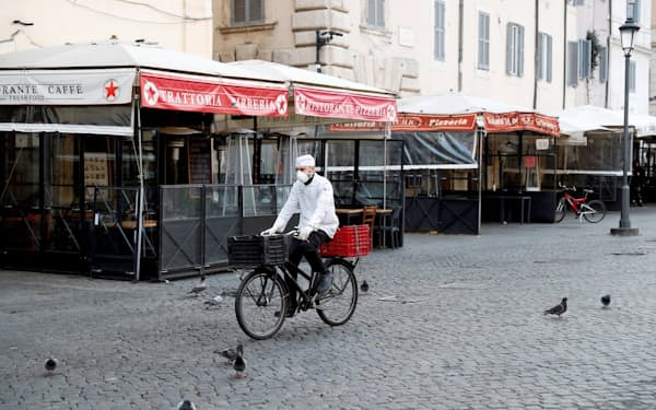 青空市場で知られるカンポデフィオーリ広場からも人がほとんど消えた（10日、ローマ）=ロイター