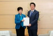 首相に緊急要望を手渡す東京都の小池百合子知事(写真左、12日) 首相に緊急要望を手渡す東京都の小池百合子知事(写真左、12日)