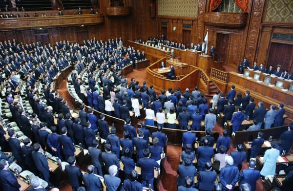 与野党の賛成多数で新型インフルエンザ等対策特別措置法改正案を可決した衆院本会議(12日)