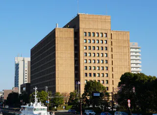 徳島県は新型コロナで影響を受けた県内勤労者個人の生活支援策を打ち出した(徳島市の県庁舎)