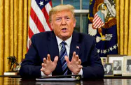 トランプ米大統領は11日のテレビ演説で「ウイルスとの闘いで極めて重要な時期にある」と強調した=ロイター トランプ米大統領は11日のテレビ演説で「ウイルスとの闘いで極めて重要な時期にある」と強調した=ロイター