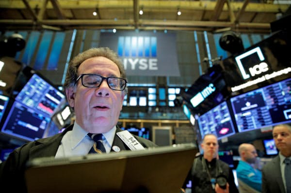 12日のニューヨーク証券取引所=ロイター