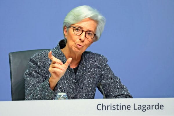 新型コロナは「経済に重大な影響」とECBのラガルド総裁は警鐘を鳴らした(12日、フランクフルト)=ロイター