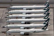 スワイヤ傘下のキャセイパシフィック航空は厳しい状況に直面している(6日、香港国際空港に駐機中のキャセイ機)=AP スワイヤ傘下のキャセイパシフィック航空は厳しい状況に直面している(6日、香港国際空港に駐機中のキャセイ機)=AP