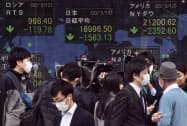 1万7000円を割り込んだ日経平均株価を示す株価ボード(13日午前、東京都中央区) 1万7000円を割り込んだ日経平均株価を示す株価ボード(13日午前、東京都中央区)