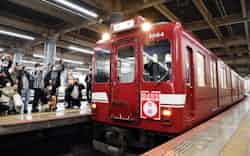 「さよなら鮮魚列車」と書かれた表示板をつけて、大阪上本町駅を出発する近鉄の「鮮魚列車」(13日午後、大阪市天王寺区) 「さよなら鮮魚列車」と書かれた表示板をつけて、大阪上本町駅を出発する近鉄の「鮮魚列車」(13日午後、大阪市天王寺区)