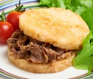 JA全農ひろしまが発売した「ひろしまライスバーガー」 JA全農ひろしまが発売した「ひろしまライスバーガー」
