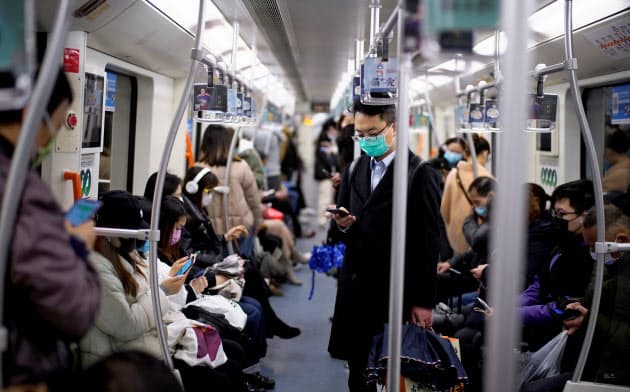 マスク姿の人が目立つ上海市の地下鉄(9日)=ロイター マスク姿の人が目立つ上海市の地下鉄(9日)=ロイター
