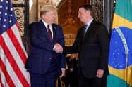 ブラジルのボルソナロ大統領(右)は7日にトランプ米大統領と会談していた(フロリダ州)=ロイター ブラジルのボルソナロ大統領(右)は7日にトランプ米大統領と会談していた(フロリダ州)=ロイター