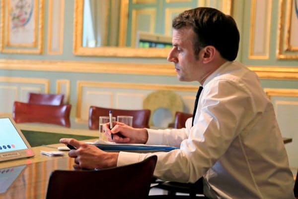 エリゼ宮(大統領府)でテレビ会議に臨むマクロン大統領(10日、パリ)=ロイター