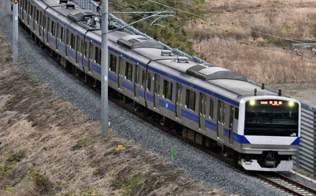 JR常磐線が全線運行再開し、不通だった富岡―夜ノ森間を走行する一番電車=14日午前6時5分、福島県富岡町 JR常磐線が全線運行再開し、不通だった富岡―夜ノ森間を走行する一番電車=14日午前6時5分、福島県富岡町