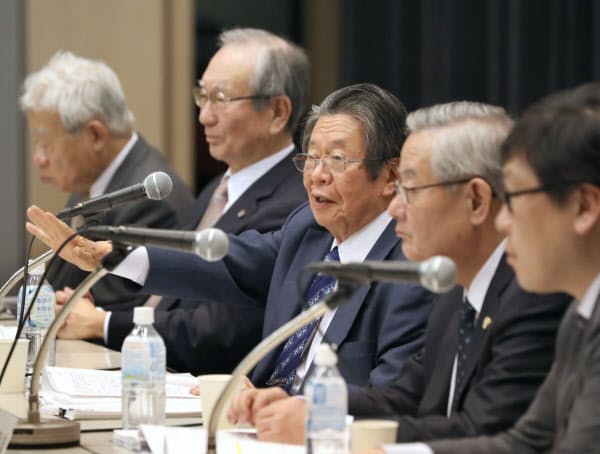 調査報告書を公表し記者会見する第三者委の但木委員長(中)ら(14日、大阪市福島区)