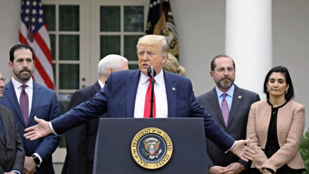 13日、米ワシントンのホワイトハウスで開かれた記者会見で国家非常事態を宣言するトランプ大統領=ゲッティ・共同 13日、米ワシントンのホワイトハウスで開かれた記者会見で国家非常事態を宣言するトランプ大統領=ゲッティ・共同